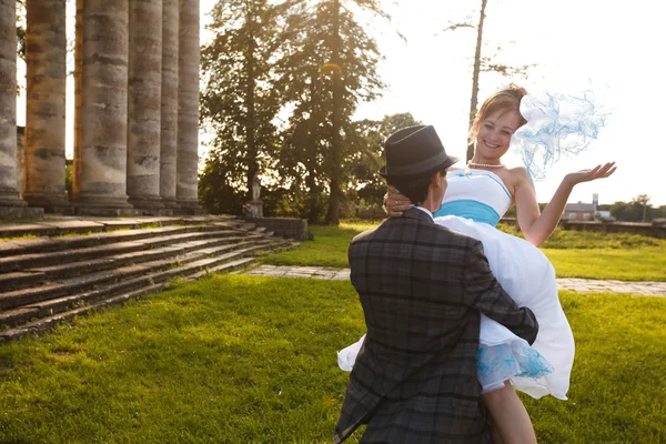 Sposo sta tenendo la sua sposa sorridente — Foto Stock