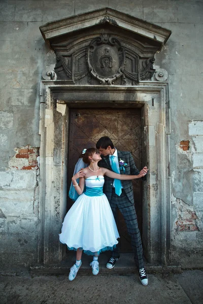 Sposo sta baciando la sua sposa — Foto Stock