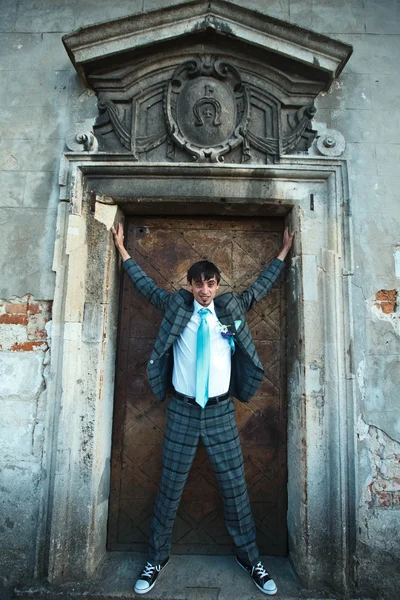 damat önünde eski kapı poz