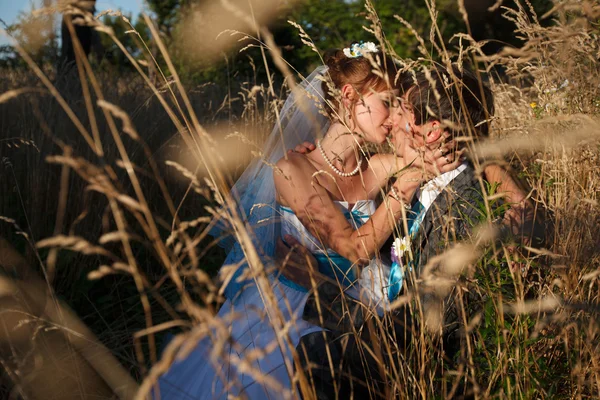 Mignon couple est câlin — Photo