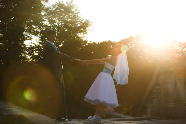 Couple mignon se tient la main — Photo