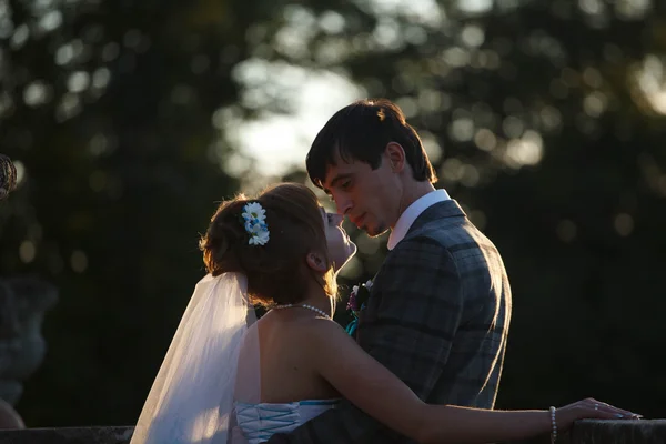 Casal bonito está beijando — Fotografia de Stock