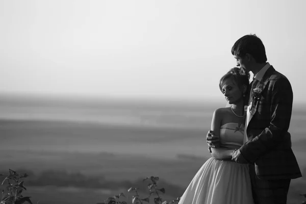 Casal feliz está abraçando — Fotografia de Stock