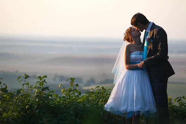 かわいいカップルは丘の上に立っています。 — ストック写真