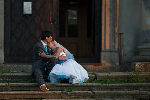 Bonito casal está sentado no o steirs — Fotografia de Stock