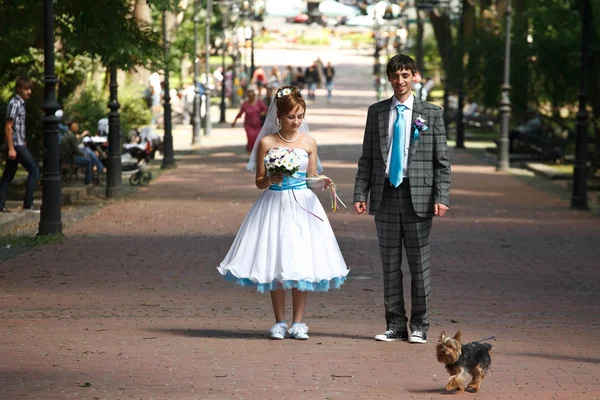Casal feliz andando — Fotografia de Stock