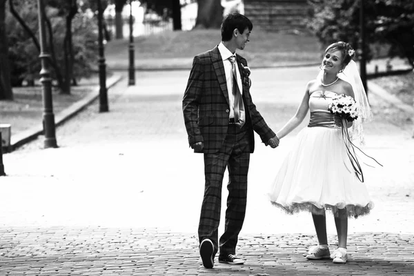 Szczęśliwa para jest chodzenie — Zdjęcie stockowe