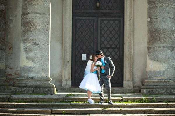 Gelin nişanlısı kravat ve öpücük için tutar — Stok fotoğraf