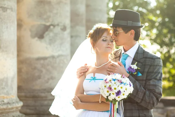 Tendresse de couple sur les colonnes de fond — Photo