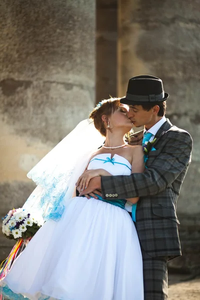 Feliz casal abraçando e beijando — Fotografia de Stock