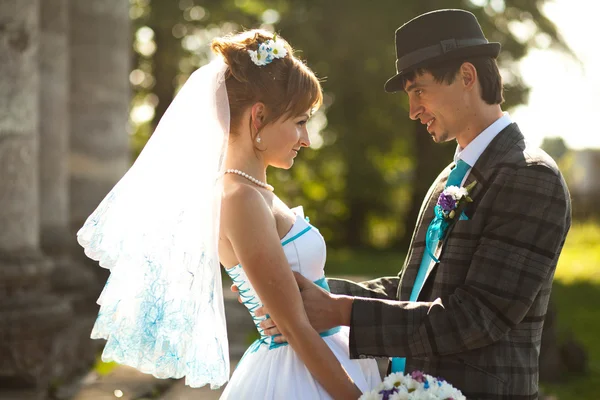 Bonito casal olhar para o outro — Fotografia de Stock