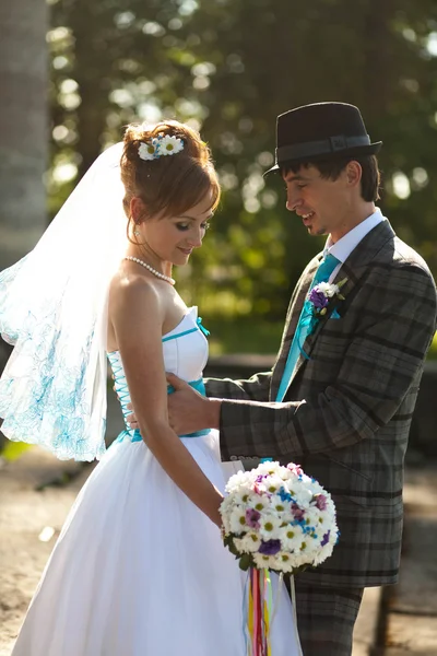 Bonito casal olhar para o outro — Fotografia de Stock