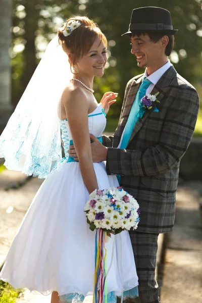 Bonito casal olhar para o outro — Fotografia de Stock