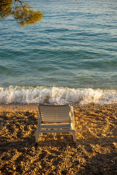 Summer Vacation Scene White Beach Deck Chair Golden Hour Sunset — Stock fotografie