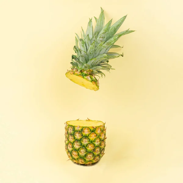 Sarı arka planda kesilmiş ananas.