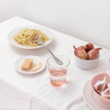 Makarna Makarnası, Parmesan, Shallots, Beyaz Masa örtüsü, Güzel Pembe Estetik 
