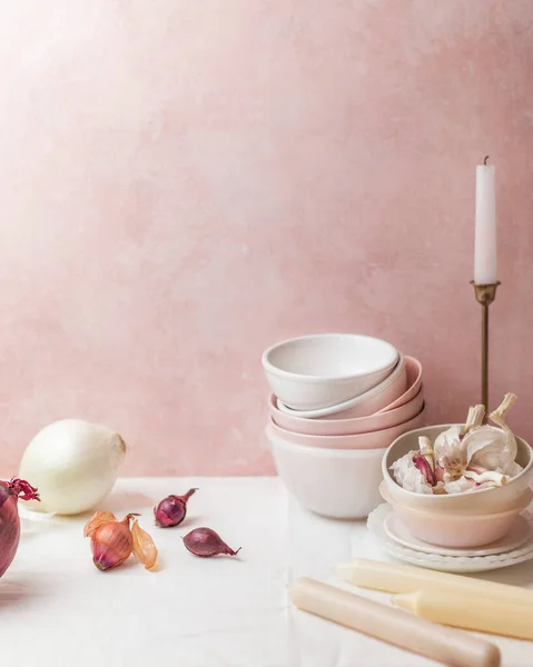 ピンクの背景を持つピンクの料理 キッチン ピンクと紫のニンニクとエシャロットとタマネギ ピンクの美学 — ストック写真