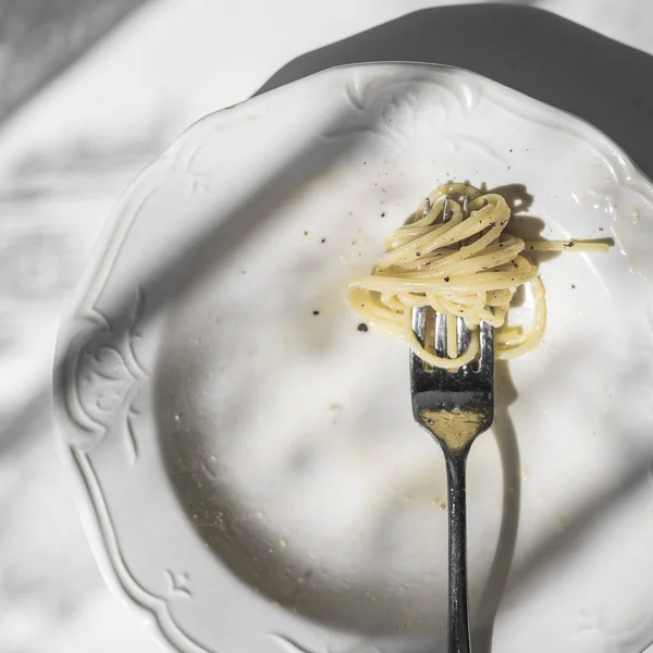 Spaghetti Noodles, Cacio E Pepe, Shadows ve Light in White Vintage Bowl ile çatal.