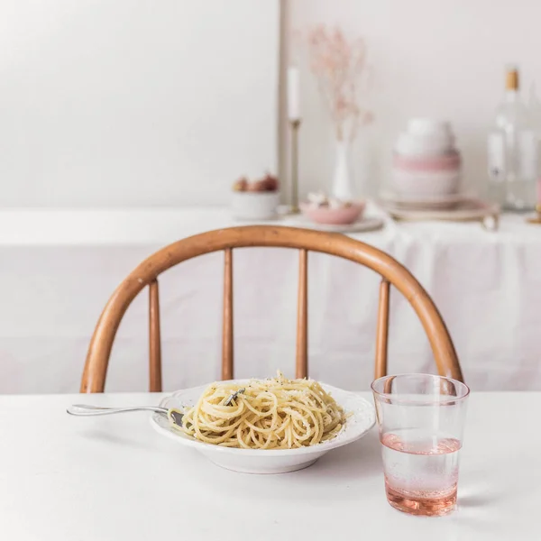 配上意大利面的餐桌布置和配上椅子的粉红餐具 白桌布 — 图库照片