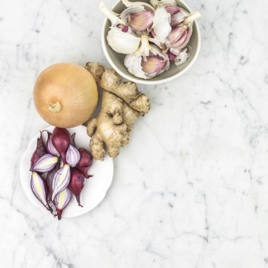 Sarımsak, Shallot, Soğan, Mermer Arkaplanda Zencefil İçindekiler