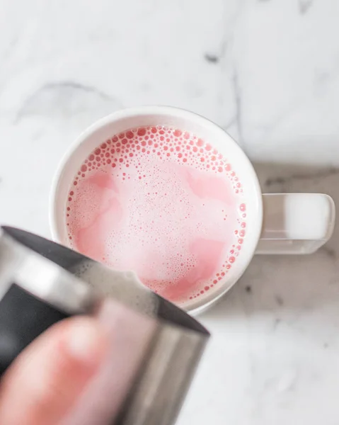 Pembe Latte, Pancar Latte Yukarıdan Mermer Arkaplanda Kupada