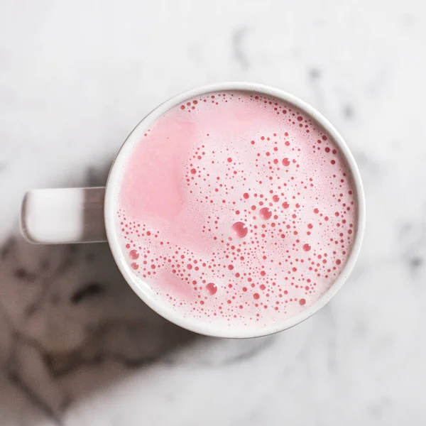 Pembe Latte, Pancar Latte Yukarıdan Mermer Arkaplanda Kupada