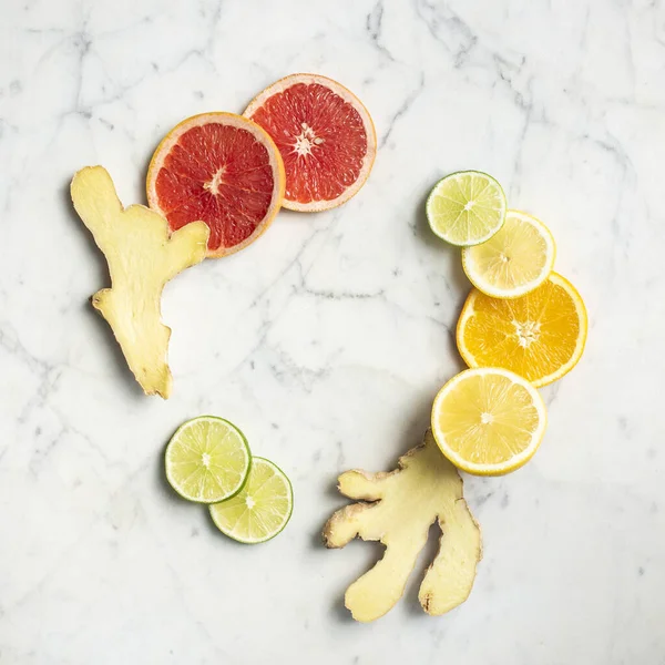 Citrus ve Ginger Root 'u kes Mermer Arka plan Çemberinde, Düz Yat