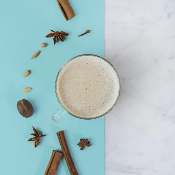Baharatlı Chai latte Flat Lay, Mavi ve Mermer Arkaplan