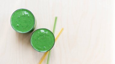 Yeşil Meyve Suyu Kapalı, Cam Çubuklar Masada 