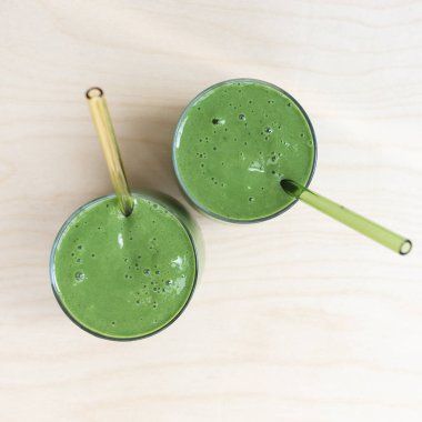 Yeşil Meyve Suyu Kapalı, Cam Çubuklar Masada 