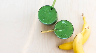 Yeşil Meyve Suyu Kapalı, Cam Çubuklar Masada 