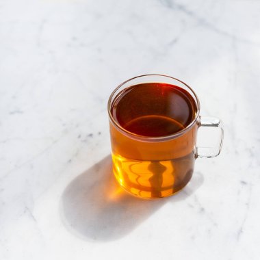 Mermer Masada Güneş Işığıyla Çay Fincanı 