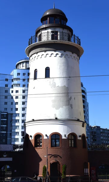 Der hohe, weiße Turm — Stockfoto