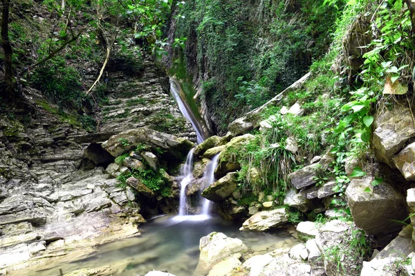 Hermosa, pintoresca cascada —  Fotos de Stock