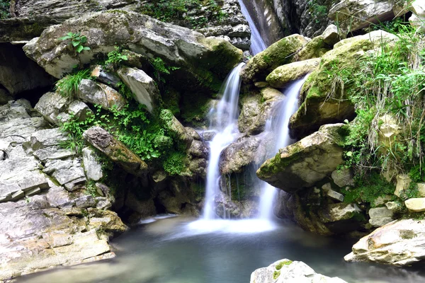 Cachoeira bonita e pitoresca — Fotografia de Stock