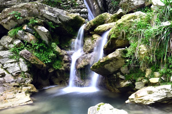 Hermosa, pintoresca cascada — Foto de Stock