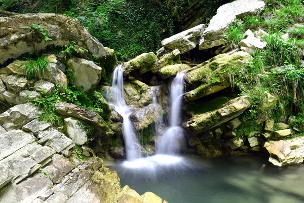 Cachoeira bonita e pitoresca — Fotografia de Stock