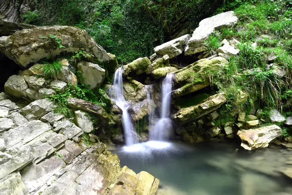 Cachoeira bonita e pitoresca — Fotografia de Stock