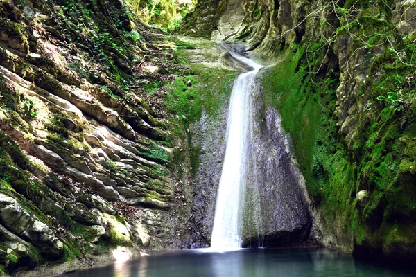 Cachoeira bonita e pitoresca — Fotografia de Stock