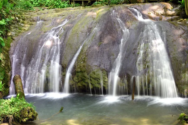 Cachoeira bonita e pitoresca — Fotografia de Stock