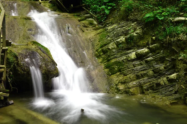 Cachoeira bonita e pitoresca — Fotografia de Stock