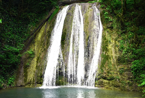 Cachoeira bonita e pitoresca — Fotografia de Stock