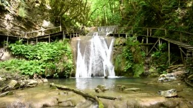 Güzel, güzel şelale