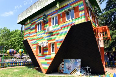 Çatıda duran bina, aşağı ters