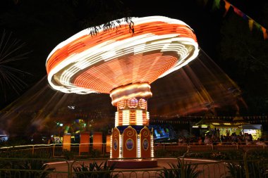Lunaparkta atlı karınca