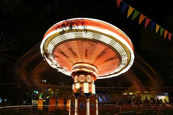 Carrusel en el parque de atracciones — Foto de Stock