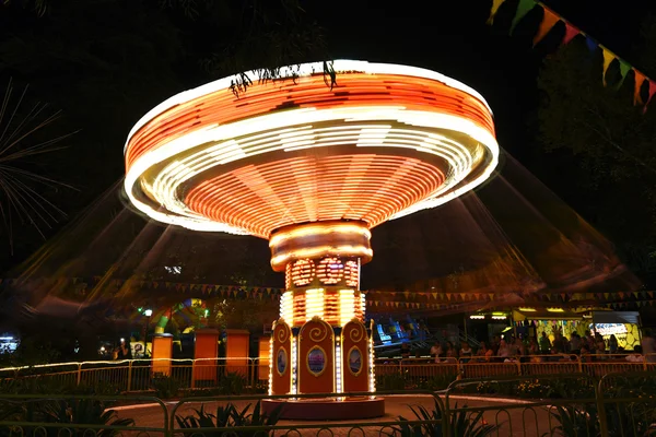 游乐园里的旋转木马 — 图库照片