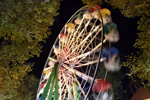 遊園地のカルーセル — ストック写真