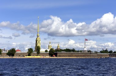 Parlak güneşli bir günde eski kale