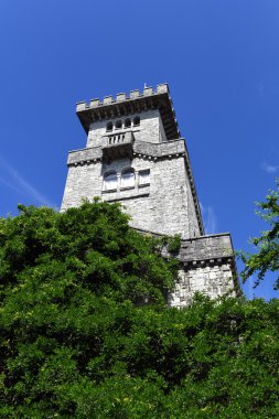 Parlak güneşli bir günde eski kale